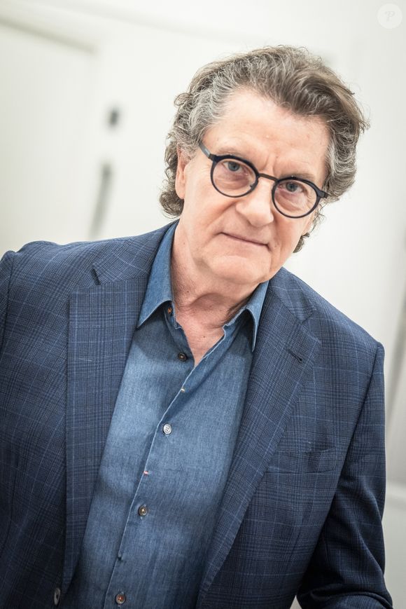Exclusif - Francis Cabrel en backstage de l'enregistrement de l'émission "Serge Lama, le dernier rappel" présentée par F. Bollaert, diffusée le vendredi 21 novembre 2025 sur France 3 à 21h10, au théâtre Marigny à Paris, France, le 29 avril 2025. © Clovis-Moreau/Bestimage