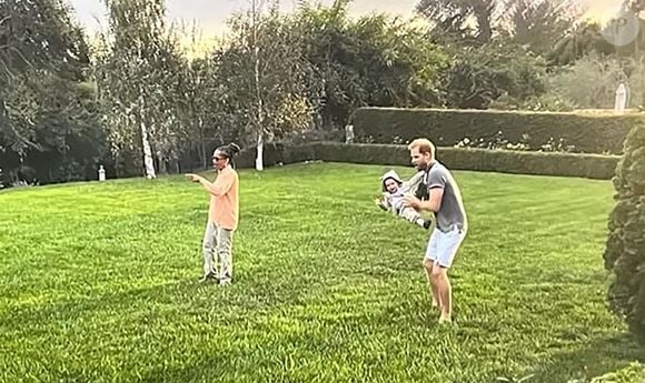 On découvre la fille du prince Harry tenir avec ses petites mains une grosse cuillère en bois alors qu'elle prend un peu de marmelade.
Le prince Harry, duc de Sussex et Meghan Markle, duchesse de Sussex, dévoilent des photos et des vidéos inédites de leur fils Archie dans "Harry & Meghan" (Netflix).. Backgrid UK/ Bestimage