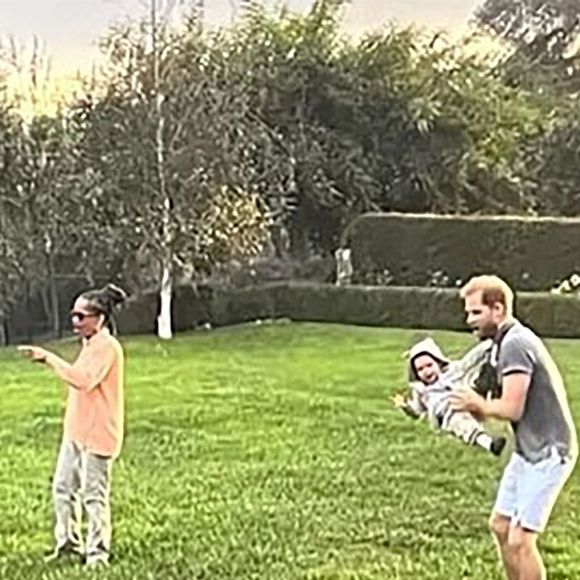 On découvre la fille du prince Harry tenir avec ses petites mains une grosse cuillère en bois alors qu'elle prend un peu de marmelade. 

Le prince Harry, duc de Sussex et Meghan Markle, duchesse de Sussex, dévoilent des photos et des vidéos inédites de leur fils Archie dans "Harry & Meghan" (Netflix).. Backgrid UK/ Bestimage