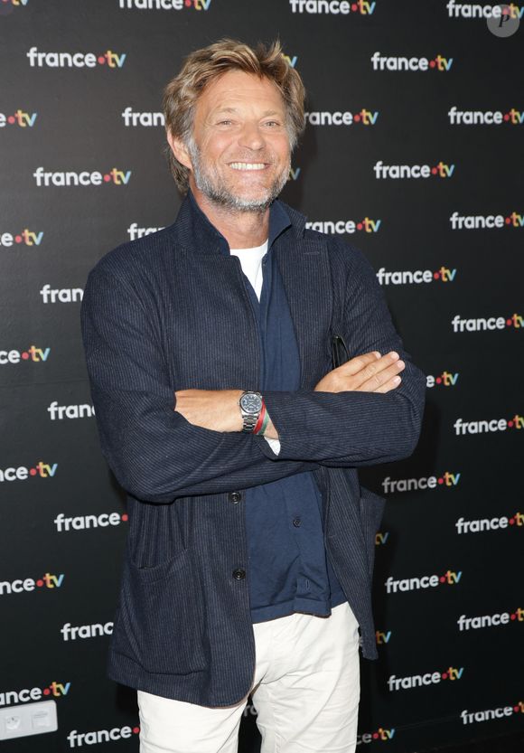 A savoir qu'ils ont tous les deux fréquenté le lycée de La Providence, à Amiens.

Laurent Delahousse au photocall de la conférence de presse de rentrée de France Télévisions à Paris, France, le 4 septembre 2024. © Coadic Guirec/Bestimage