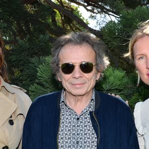 Philippe Manoeuvre avec sa femme Candice de la Richardière et Agathe Lecaron participent à la chasse aux oeufs organisée par le Comité du Faubourg Saint-Honoré à Paris, le 12 avril 2017.
© Guirec Coadic/Bestimage