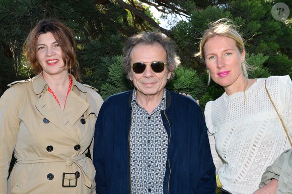 Philippe Manoeuvre avec sa femme Candice de la Richardière et Agathe Lecaron participent à la chasse aux oeufs organisée par le Comité du Faubourg Saint-Honoré à Paris, le 12 avril 2017.
© Guirec Coadic/Bestimage