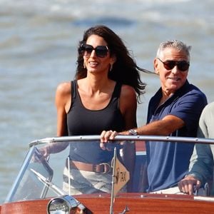 "Je leur ferai un petit mot pour dire qu'il ne faut pas oublier leurs promesses", a-t-il déclaré.

Venise, ITALIE George Clooney et Amal Clooney à Venise en septembre 2026. 

Photo : Backgrid UK/ Bestimage