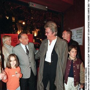 Alain Delon, son fils Alain Fabien, sa petite fille Loup, Henri Salvador et sa compagne lors de la soirée de lancement des "101 Dalmatiens 2" en 2002 à Paris © Agence Bestimage