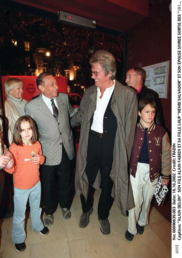 Alain Delon, son fils Alain Fabien, sa petite fille Loup, Henri Salvador et sa compagne lors de la soirée de lancement des "101 Dalmatiens 2" en 2002 à Paris © Agence Bestimage