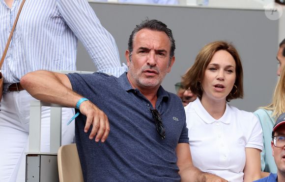 Jean Dujardin et sa femme Nathalie Péchalat - Célébrités en tribunes des Internationaux de France de tennis de Roland Garros 2023 à Paris le 11 juin 2023. © Jacovides-Moreau/Bestimage