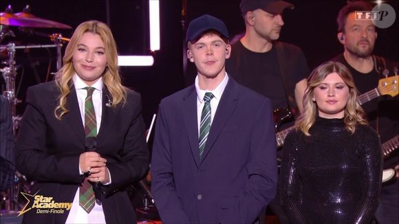 Après ces deux prestations, les parents des deux demi-finalistes ont pu dire quelques mots à leur progéniture. 


Charles, Santa et Marine dans Star Academy, en live, le samedi 11 janvier 2025 sur TF1