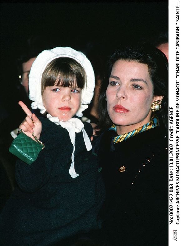 Caroline de Monaco et sa fille Charlotte Casiraghi lors des célébrations de la Sainte-Dévote à Monaco, le 27 janvier 1990.
Crédit : Dominique Jacovides/Bestimage