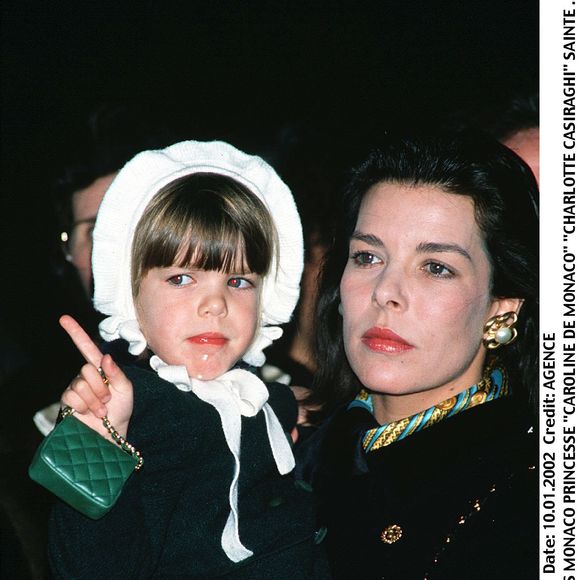 Caroline de Monaco et sa fille Charlotte Casiraghi lors des célébrations de la Sainte-Dévote à Monaco, le 27 janvier 1990.
Crédit : Dominique Jacovides/Bestimage