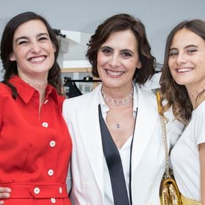 Ce deuil, survenu brutalement en 2006, a profondément marqué la famille, poussant Inès de la Fressange à s'ouvrir récemment sur sa manière de gérer cette douleur. 

Inès de la Fressange et ses filles Nine et Violette - Photocall du 2ème défilé de mode Haute-Couture automne-hiver 2016/2017 "Chanel" à Paris. Le 5 Juillet 2016.
© Olivier Borde / Bestimage