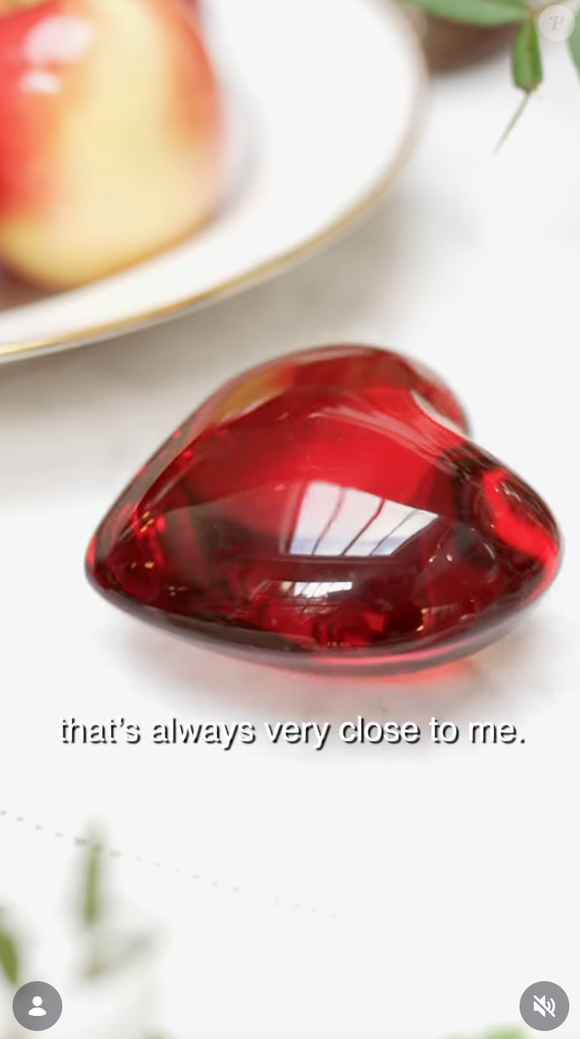 Un cœur de Baccarat offert par sa mère occupe une place très spéciale.

Capture WawwLaTable - Instagram