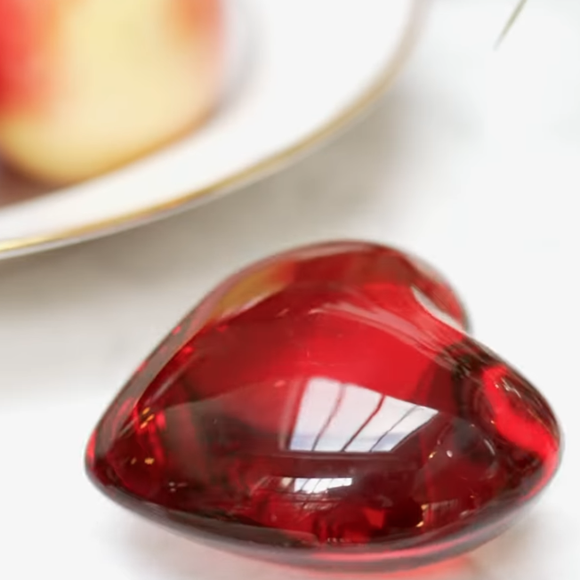 Un cœur de Baccarat offert par sa mère occupe une place très spéciale.

Capture WawwLaTable - Instagram