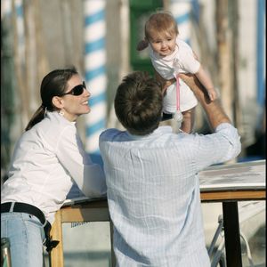 Ensemble, ils ont eu deux filles : Vittoria et Luisa

Clotilde Courau et Emmanuel-Philibert de Savoie avec leur fille Vittoria à Venise. ANGELI-ASLAN / BESTIMAGE