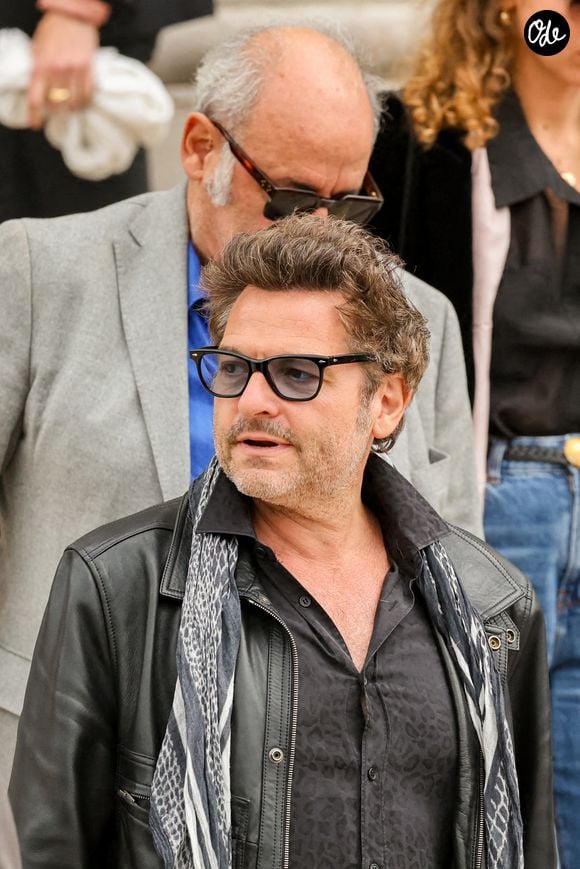 Louis Chedid, Matthieu Chedid et sa compagne Loïca Saint-M'leux aux obsèques de Françoise Hardy au crématorium du cimetière du Père-Lachaise à Paris, le 20 juin 2024. Photo : Jacovides-Moreau / Bestimage