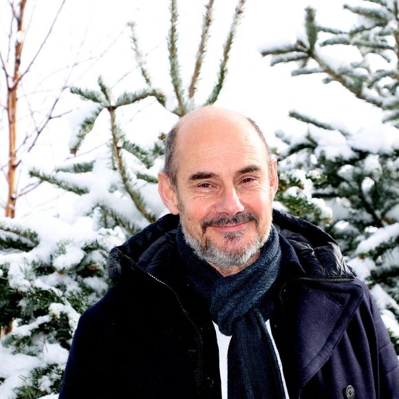 Bernard Campan au photocall du film "Et plus si affinités" lors du 27ème Festival International du Film de Comédie de l'Alpe d'Huez, le 19 janvier 2024. 

© Dominique Jacovides / Bestimage