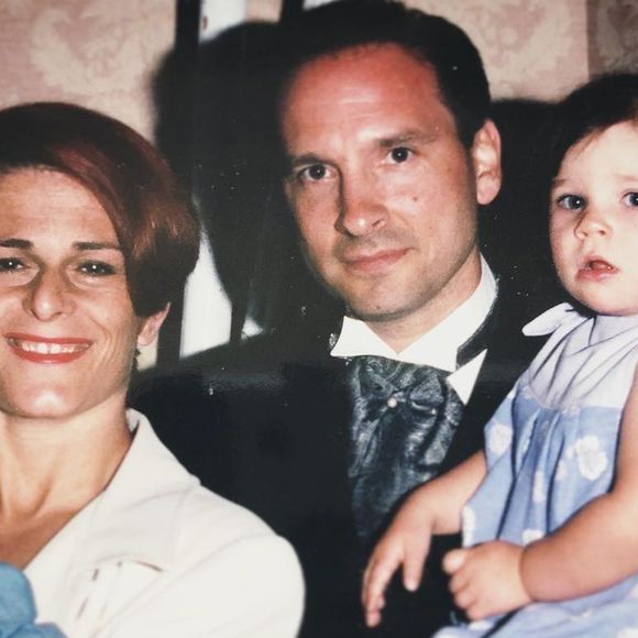 Qui a une maladie génétique rare qui touche essentiellement les filles et provoque un handicap mental et des atteintes motrices sévères

Jean-Marc Généreux avec son épouse France et leurs enfants : Jean-Francis et Francesca
Instagram