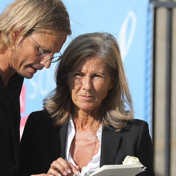 Arnaud Lemaire et Claire Chazal - Sorties des obsèques de Florence Rogers-Pinault en l'Église Saint-Sulpice à Paris, le 8 septembre 2021. Florence Rogers-Pinault, fille de F.Pinault et M.Campbell, est décédée à l'âge de 58 ans. Elle occupait le poste de responsable des relations publiques du vignoble de Château Latour à Pauillac. 
Bestimage