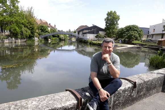 Il est également propriétaire de "Côté Sable", un hôtel 4 étoiles situé au Cap-Ferret.

Exclusif - Pascal Bataille - Les écrivains de la 37ème édition du salon du livre de Cosne-Cours-sur-Loire le 1er juin 2025.

© Cédric Perrin / Bestimage