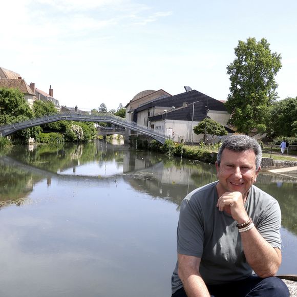 Il est également propriétaire de "Côté Sable", un hôtel 4 étoiles situé au Cap-Ferret.

Exclusif - Pascal Bataille - Les écrivains de la 37ème édition du salon du livre de Cosne-Cours-sur-Loire le 1er juin 2025.

© Cédric Perrin / Bestimage