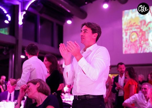 Le couple de journalistes s’est affiché au gala de l’association Hope, à Paris, en pleine campagne Octobre Rose. 

Julian Bugier (parrain d'honneur du gala solidaire) lors du gala solidaire Hope 2026 au Pavillon Gabriel à Paris le 13 octobre 2026.
© Anne-Sophie Guebey / Bestimage