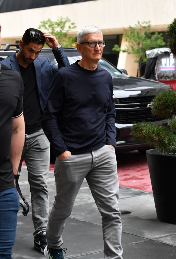 15/06/2025 : Tim Cook fait un signe de paix en sortant à New York. Le PDG de longue date d'Apple était entouré de gardes du corps alors qu'il sortait faire du shopping dans le quartier de Midtown.  

Photo : The ImageDirect / Bestimage