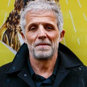 Le provocateur y dispose d'une vue sur la mer dont il profite surtout le soir, lors des couchers de soleil qu'il partage sur Instagram.

Exclusif - Stéphane Guillon - Arrivées à la 34ème cérémonie des Molières 2023 au théâtre de Paris à Paris, France, le 24 avril 2023. © Christophe Clovis / Bestimage