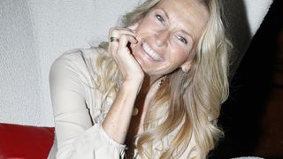 Estelle Lefébure se souvient de son mariage avec David Hallyday, dans un petit village français qui avait été "pris d’assaut"