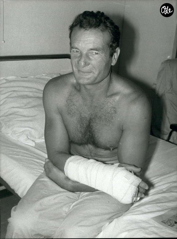 Le navigateur français Eric Tabarly vient d'être opéré de la main droite à la clinique de Benzons. 17 septembre 1976 (Crédit photo : Keystone Press Agency/ZUMA Press Wire)