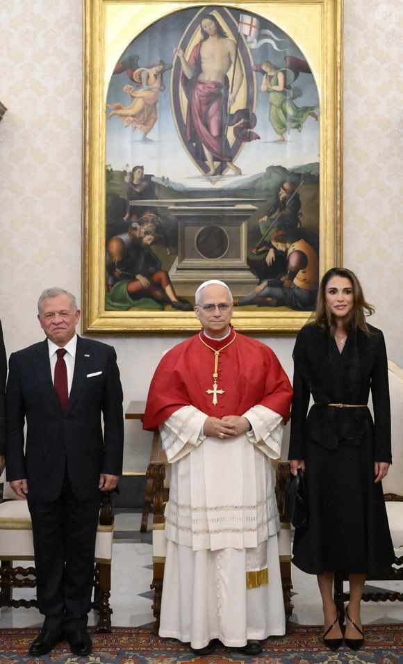 Accompagnée du Roi Abdullah II, son époux, Rania de Jordanie a rencontré le Pape Lévon XIV. 

Le Pape Léon XIV rencontre Abdallah II Roi de Jordanie et son épouse la Reine Rania Al Abdullah au Vatican. Photo par (EV) Vatican media/ABACAPRESS.COM