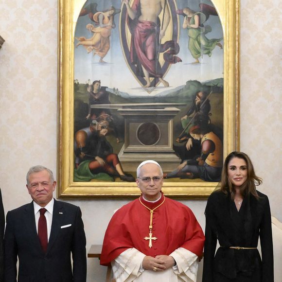 Accompagnée du Roi Abdullah II, son époux, Rania de Jordanie a rencontré le Pape Lévon XIV. 

Le Pape Léon XIV rencontre Abdallah II Roi de Jordanie et son épouse la Reine Rania Al Abdullah au Vatican. Photo par (EV) Vatican media/ABACAPRESS.COM