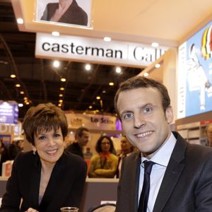 Catherine Laborde et Emmanuel Macron - Le ministre de l'économie et des finances Emmanuel Macron au salon du livre de Paris le 17 mars 2016. © Cédric Perrin/Bestimage