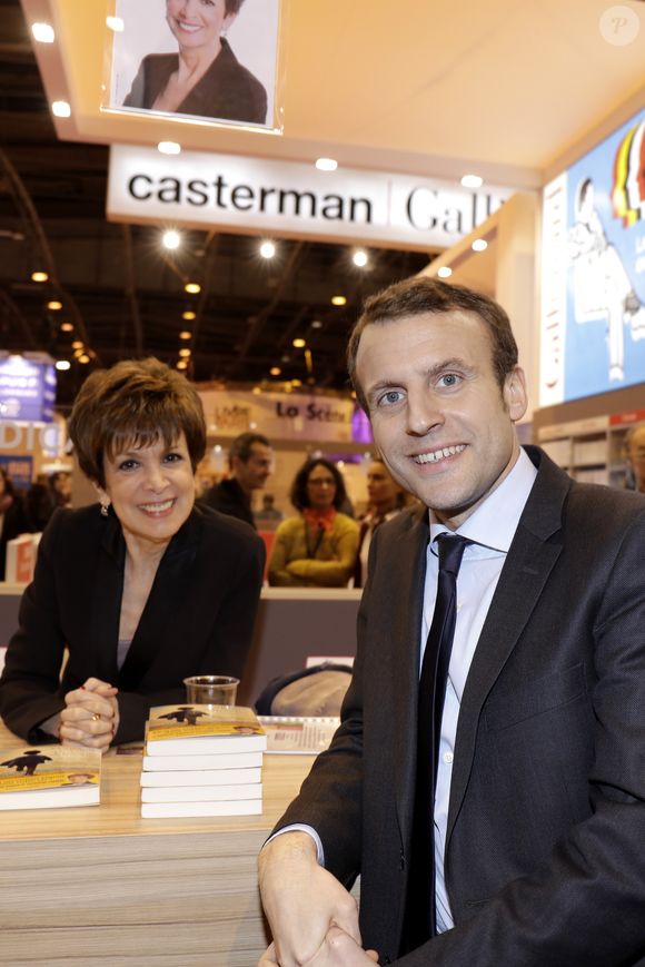 Catherine Laborde et Emmanuel Macron - Le ministre de l'économie et des finances Emmanuel Macron au salon du livre de Paris le 17 mars 2016. © Cédric Perrin/Bestimage