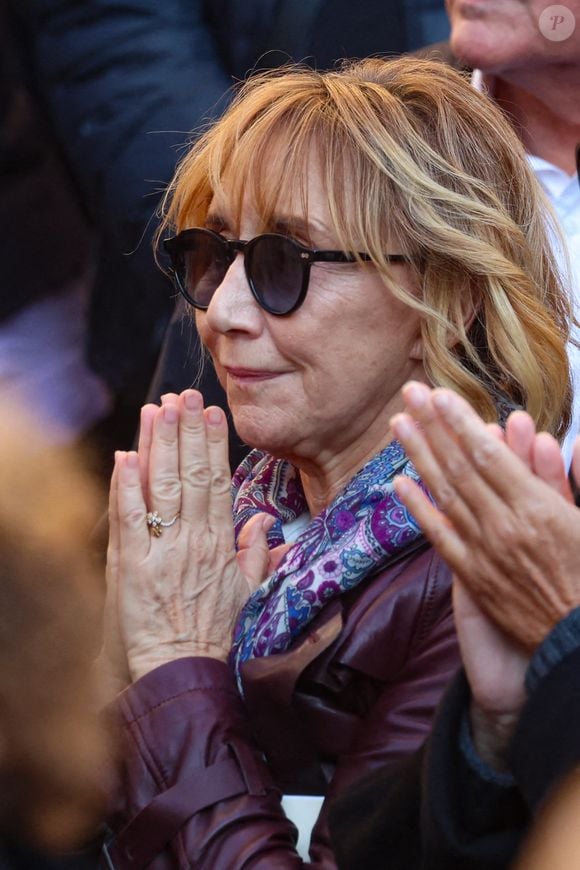 Marie-Anne Chazel et Carole Bouquet - Sortie des Obsèques de Michel Blanc en l'église Saint-Eustache à Paris, le 10 octobre 2024. 
© Moreau / Jacovides / Bestimage