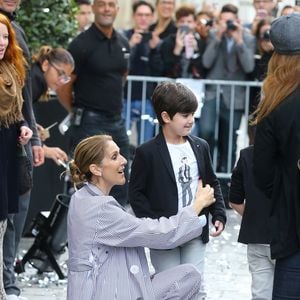 La chanteuse canadienne Céline Dion quitte Paris pour partir en vacances après sa tournée en Europe à guichets fermés. Céline Dion et ses jumeaux, Eddy et Nelson, ont reçu une pluie de confettis avant de monter dans leur voiture à la sortie de l’hôtel Royal Monceau, à Paris, France, le 10 août 2017. © Agence/Bestimage