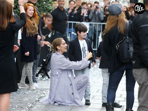 La chanteuse canadienne Céline Dion quitte Paris pour partir en vacances après sa tournée en Europe à guichets fermés. Céline Dion et ses jumeaux, Eddy et Nelson, ont reçu une pluie de confettis avant de monter dans leur voiture à la sortie de l’hôtel Royal Monceau, à Paris, France, le 10 août 2017. © Agence/Bestimage