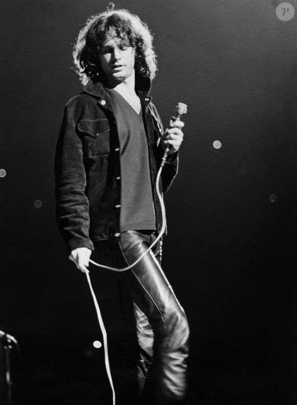 01 janvier 1967 ; Portland, OR, USA ; (Photo d'archive : 1967) Jim MORRISON sur scène à Portland. Photo Douglas Kent Hall/ZUMAPRESS.com/ABACAPRESS.COM