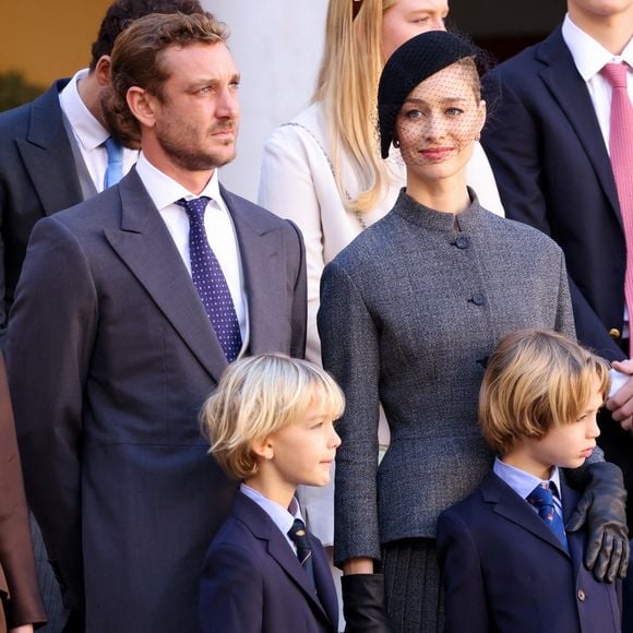 Le mari de Beatrice Borromeo va participer à l’Admiral’s Cup

Pierre Casiraghi, Beatrice Borromeo, Stefano et Francesco  dans la cour du palais princier le jour de la fête nationale de Monaco le 19 novembre 2024.

© Jean-Charles Vinaj / Pool Monaco / Bestimage