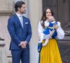 Une robe bleue avec un tablier jaune
Prince Carl Philip, la princesse Sofia "Hellqvist" de Suède et sa fille la princesse Ines lors de l'"Open Castle Day” dans le cadre de la fête nationale de Suède à Stockholm le 6 juin 2025  Dana Press / Bestimage