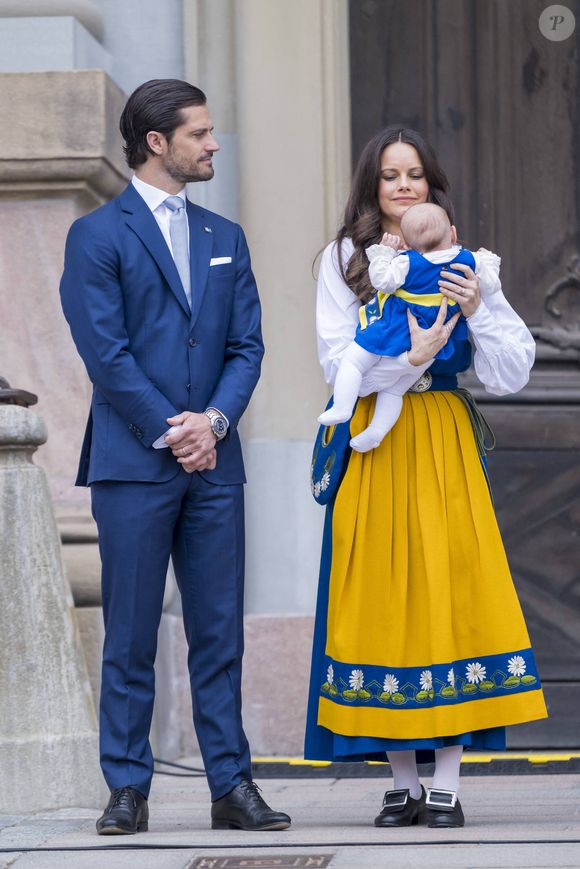 Une robe bleue avec un tablier jaune
Prince Carl Philip, la princesse Sofia "Hellqvist" de Suède et sa fille la princesse Ines lors de l'"Open Castle Day” dans le cadre de la fête nationale de Suède à Stockholm le 6 juin 2025  Dana Press / Bestimage