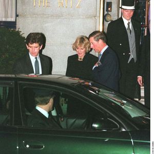 En 1999, leur couple se montre enfin au grand jour : l’histoire peut officiellement reprendre.

Charles et Camilla sortent du Ritz de Londres le 27 janvier 1999 ALPHA AGENCY / BESTIMAGE