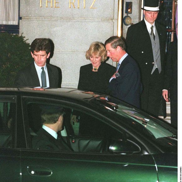 En 1999, leur couple se montre enfin au grand jour : l’histoire peut officiellement reprendre.

Charles et Camilla sortent du Ritz de Londres le 27 janvier 1999 ALPHA AGENCY / BESTIMAGE