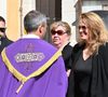 Pour cette cérémonie, la mère de Loana, Violette, était présente, accompagnée d'autres membres de la famille. 

Obsèques de Loana Petrucciani en la cathédrale Sainte-Réparate à Nice le 10 avril 2026. 

© Bruno Bebert/Bestimage