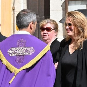 Pour cette cérémonie, la mère de Loana, Violette, était présente, accompagnée d'autres membres de la famille. 

Obsèques de Loana Petrucciani en la cathédrale Sainte-Réparate à Nice le 10 avril 2026. 

© Bruno Bebert/Bestimage
