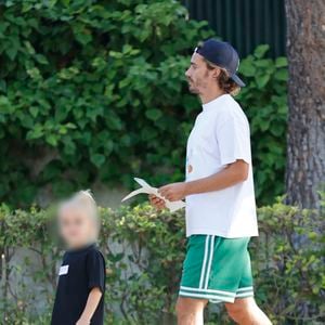 Fan numéro 1 de son père, le fils d’Antoine Griezmann ne rate pas un de ses matchs

Antoine Griezmann et sa femme Erika Soperana accompagnent leurs enfants à l'école, le jour de la rentrée à Madrid en Espagne le 2 septembre 2024.