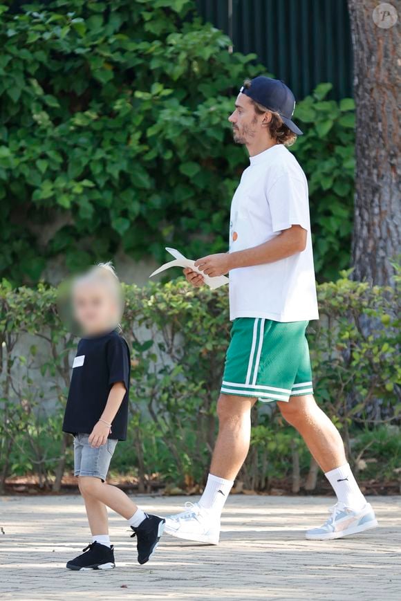 Fan numéro 1 de son père, le fils d’Antoine Griezmann ne rate pas un de ses matchs

Antoine Griezmann et sa femme Erika Soperana accompagnent leurs enfants à l'école, le jour de la rentrée à Madrid en Espagne le 2 septembre 2024.