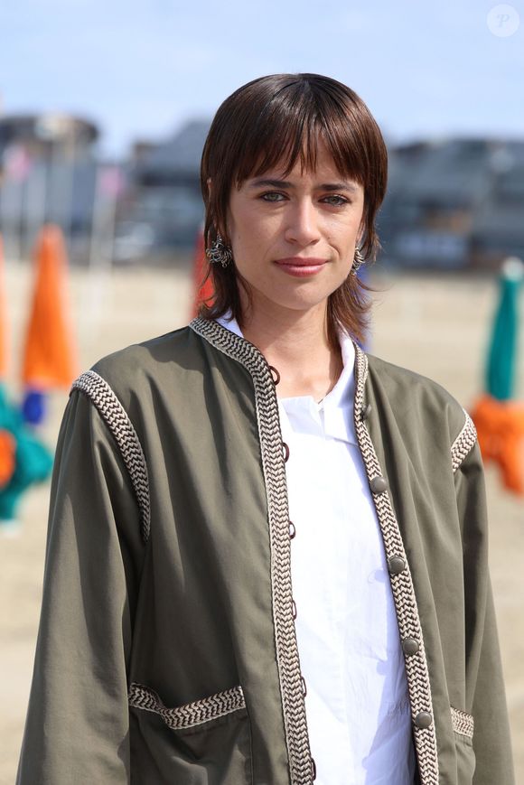 Emilie Tronche lors du photocall des membres du jury lors du 51e Festival du Cinéma Américain de Deauville le 8 septembre 2025. © Denis Guignebourg/Bestimage