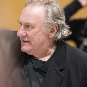 Gérard Depardieu à la sortie du procès de Gérard Depardieu pour agressions sexuelles sur deux femmes lors d'un tournage de film en 2021 au tribunal correctionnel de Paris, France, le 25 mars 2025. Depardieu, 76 ans, qui a réalisé plus de 200 films et séries télévisées, a été accusé de comportement inapproprié par une vingtaine de femmes, mais c'est la première affaire à être jugée. Les deux plaignantes - Amélie, 54 ans, décoratrice, et Sarah (nom modifié), 34 ans, assistante réalisatrice - allèguent une agression sexuelle lors du tournage en 2021 de « Les Volets Verts » du réalisateur Jean Becker. © Pierre Perusseau/Bestimage