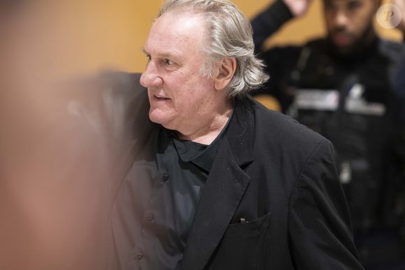 Gérard Depardieu à la sortie du procès de Gérard Depardieu pour agressions sexuelles sur deux femmes lors d'un tournage de film en 2021 au tribunal correctionnel de Paris, France, le 25 mars 2025. Depardieu, 76 ans, qui a réalisé plus de 200 films et séries télévisées, a été accusé de comportement inapproprié par une vingtaine de femmes, mais c'est la première affaire à être jugée. Les deux plaignantes - Amélie, 54 ans, décoratrice, et Sarah (nom modifié), 34 ans, assistante réalisatrice - allèguent une agression sexuelle lors du tournage en 2021 de « Les Volets Verts » du réalisateur Jean Becker. © Pierre Perusseau/Bestimage