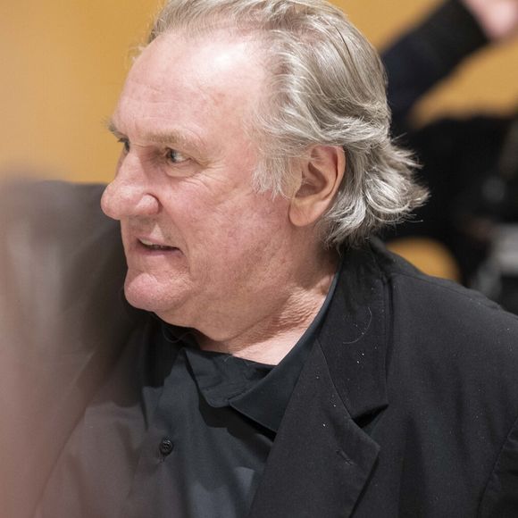 Gérard Depardieu à la sortie du procès de Gérard Depardieu pour agressions sexuelles sur deux femmes lors d'un tournage de film en 2021 au tribunal correctionnel de Paris, France, le 25 mars 2025. Depardieu, 76 ans, qui a réalisé plus de 200 films et séries télévisées, a été accusé de comportement inapproprié par une vingtaine de femmes, mais c'est la première affaire à être jugée. Les deux plaignantes - Amélie, 54 ans, décoratrice, et Sarah (nom modifié), 34 ans, assistante réalisatrice - allèguent une agression sexuelle lors du tournage en 2021 de « Les Volets Verts » du réalisateur Jean Becker. © Pierre Perusseau/Bestimage