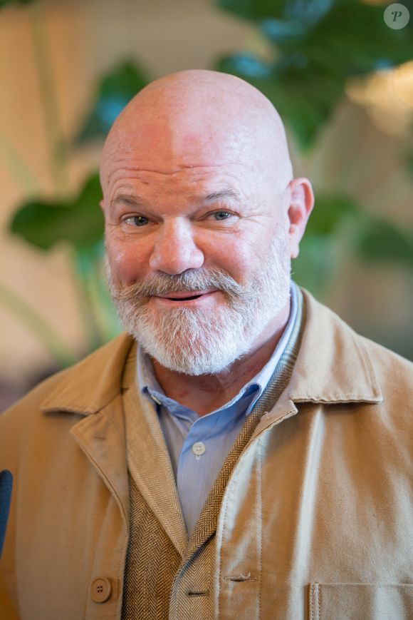 et de l'autre, des internautes s'amusent de ce passage du "boss". 

Le chef Philippe Etchebest participe au petit-Déjeuner des partenaires de la 3ème édition du Festival Bon (du 13 au 19 octobre) à la mairie de Bordeaux, France, le 18 septembre 2025. © Jean-Bernard Nadeau/Bestimage